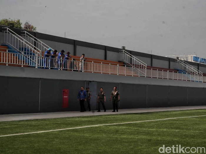 Tribun & Lapangan Utama Stadion Tugu